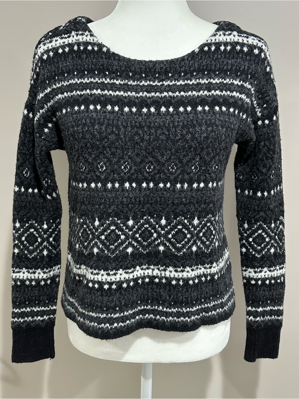 American Eagle Black Gray & White Fair Isle Knit Sweater